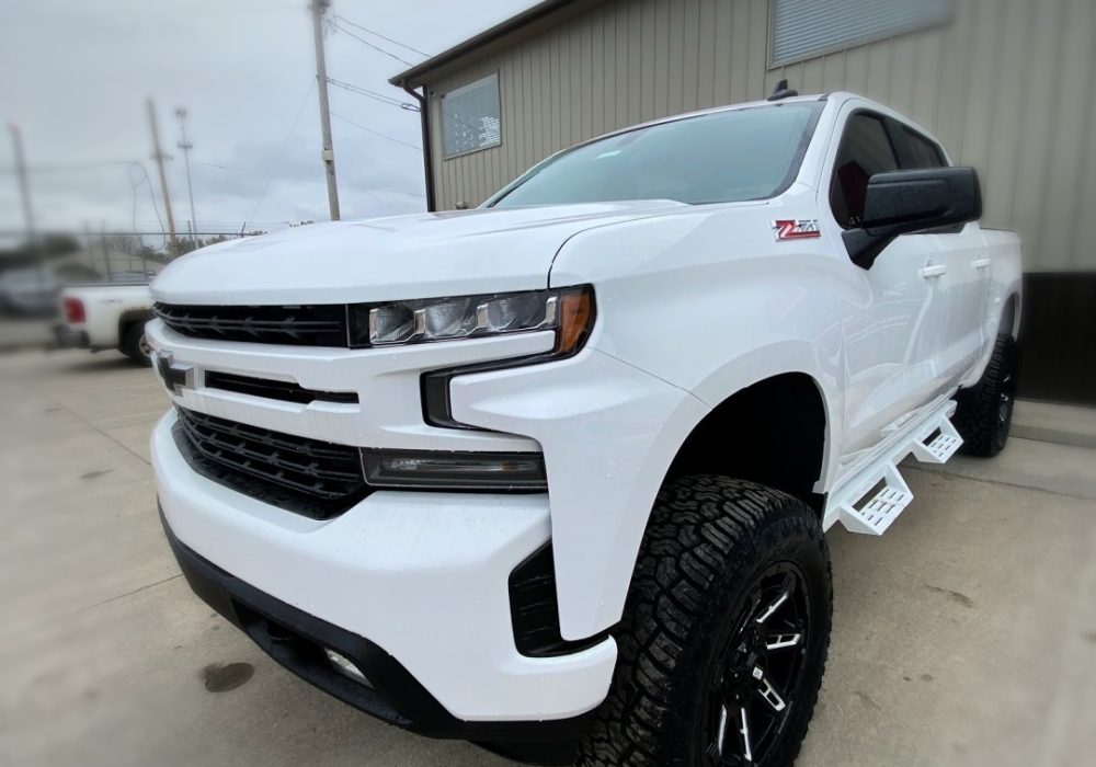 Pick-up truck with clean white color and upgraded mags Pick-up truck with clean white color and upgraded mags